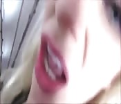 Ragazza bionda prende un cazzo