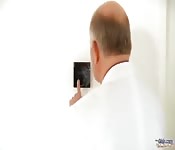 Giovane mora cavalca cazzo