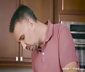 Lei ridona la vita con le sue abilità sessuali