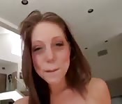 Piccola cagna sopra il suo cazzo