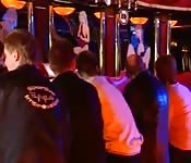Uno strip tease amatoriale in bar
