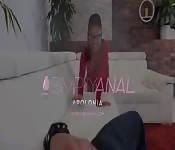 Una giovane spalancata si strofina la figa