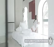 una ragazza si bagna tutta