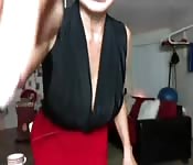 Una mamma tettona ci fa vedere come balla