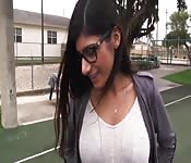 Mia Khalifa in una threesome interrazziale