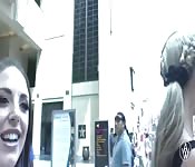 Bella ragazza si gode il terzetto