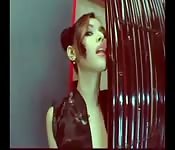 Maria Ozawa con un cazzo in ogni mano