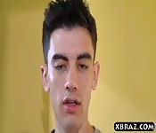 Una milf tettona cavalca il figliastro