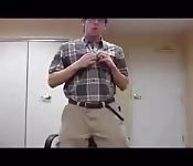 Ragazzo che si spoglia