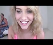 Una bella giovane troia succhia un ragazzo